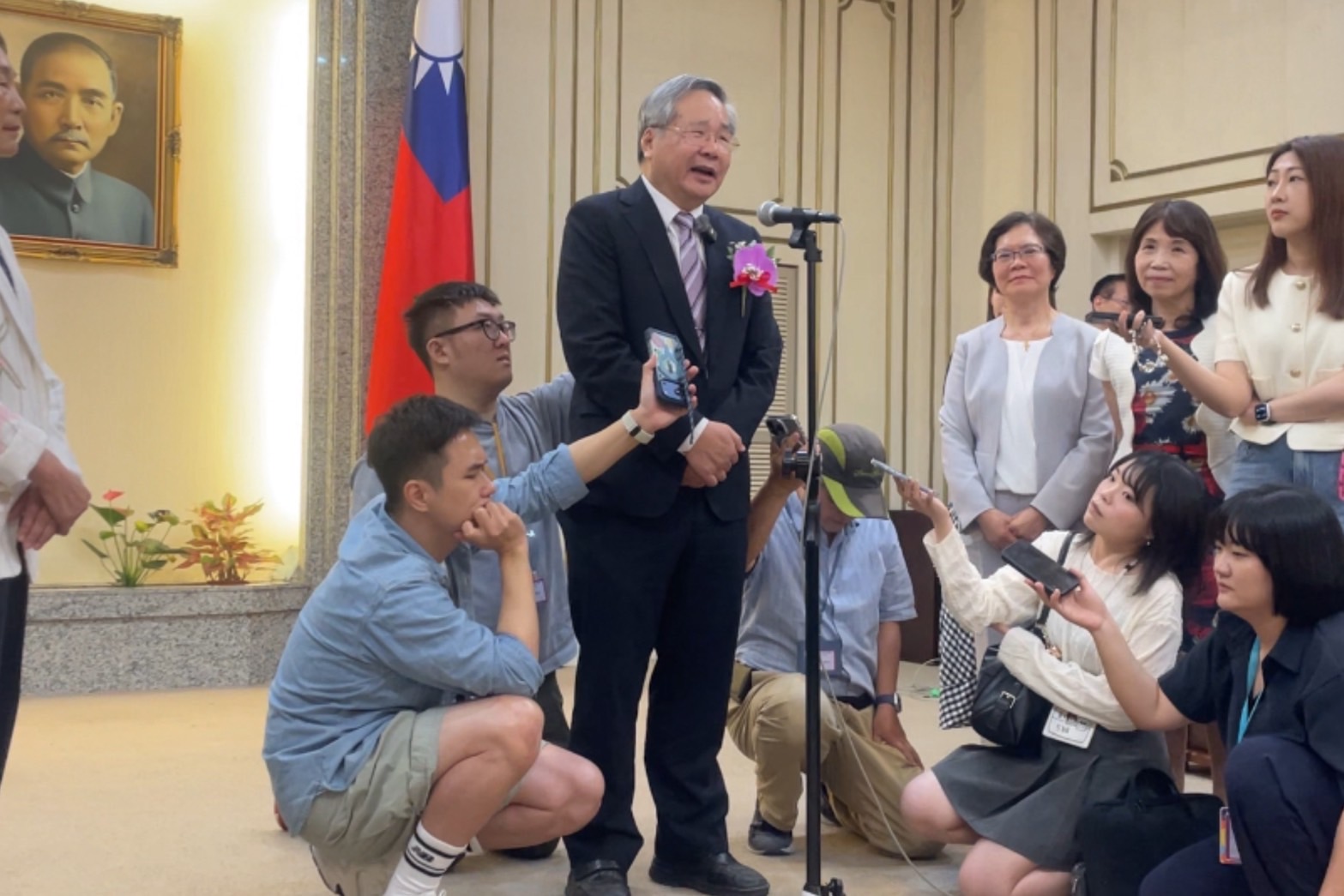 宣誓就任立委　許忠信這兩句話回應李貞秀 