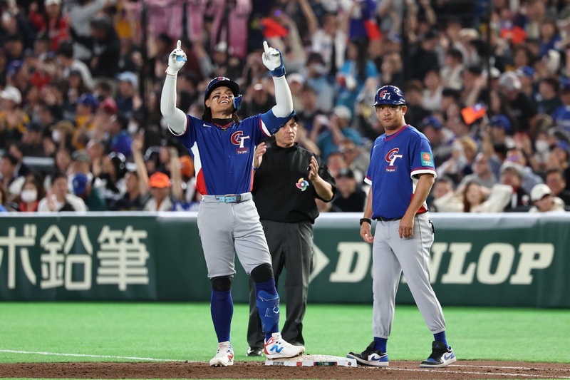 世界棒球經典賽（WBC）中華隊7日在日本東京巨蛋對上捷克，6局上，「國防部長」張育成（前左）敲出右外野平飛安打，帶有1分打點，助隊擴大領先。 圖/中央社
