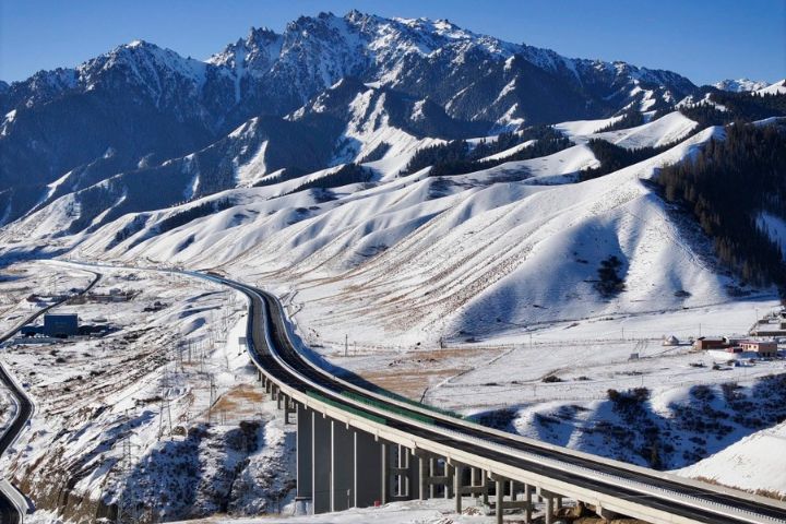 12月23日，新疆烏尉高速公路蜿蜒在天山中（無人機照片）。圖/取自新華社