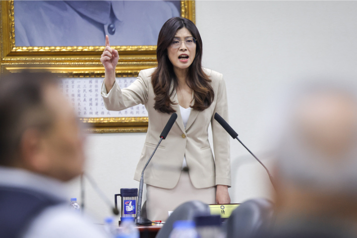 接受學生辣問軍購預算！鄭麗文強調「防衛台灣不是一個價格」