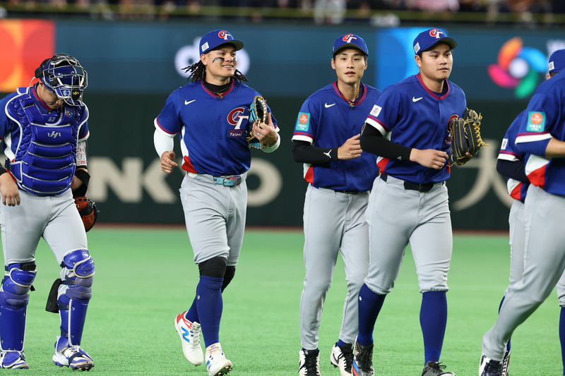 經典賽C組預賽中華隊第三戰7日在日本東京巨蛋與捷克隊交手，中華隊投打發揮以14比0扣倒對手，奪下首勝，球員張育成（左2）展露笑容。圖/中央社