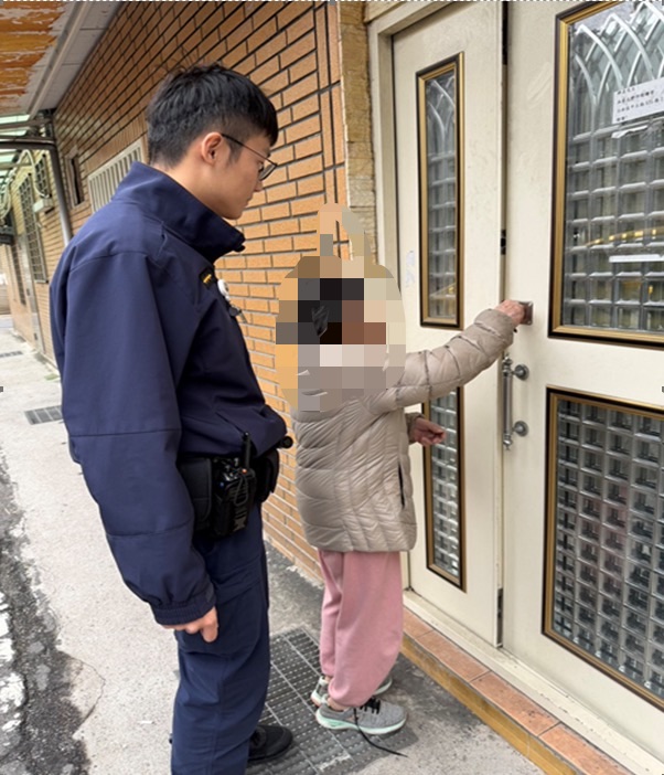   失智婦街頭迷途神情慌張，士林警分局員警利用警用查詢系統進行比對，順利確認老婦人的身分，將老婦人安全送返住處。圖/士林警分局提供