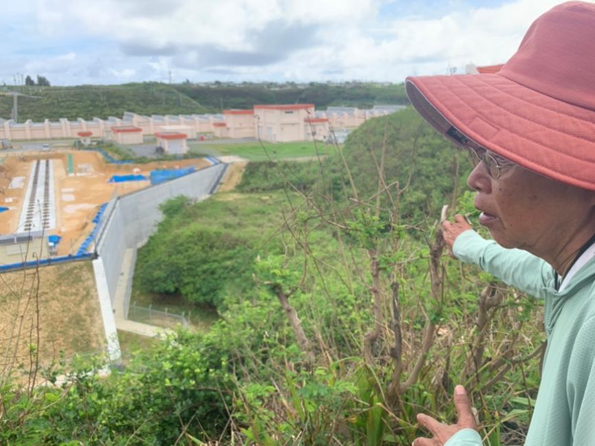 宮古島保良村老居民下地熏，帶作家廖可俯瞰導彈基地全景，而這基地距她家僅100公尺。圖／取自觀察者網