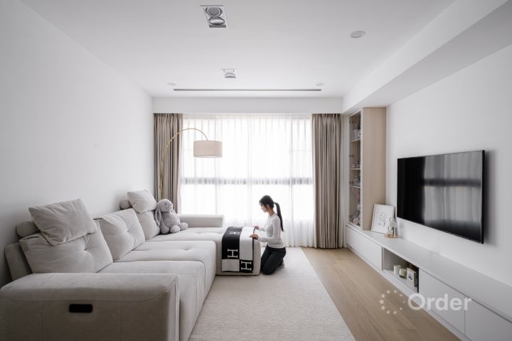 歐德汲取 2026 年度代表色「雲上舞白」，打造女神陳敬宣連呼吸都優雅的暖白居所。圖/歐德集團提供