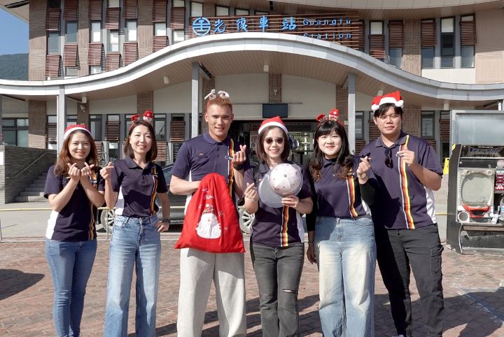 手護星願愛心大使高聖恩(左三)，與歐德集團同仁一同前往花蓮光復鄉，捐贈耶誕禮物送愛心。圖/歐德提供