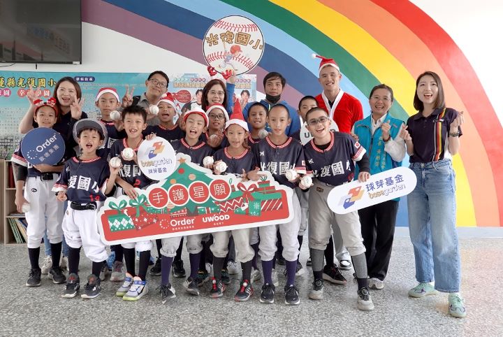 高聖恩來到光復國小母校，準備簽名球帽送給棒球學弟，歐德集團也送上帽T，溫暖孩子的心。圖/歐德提供