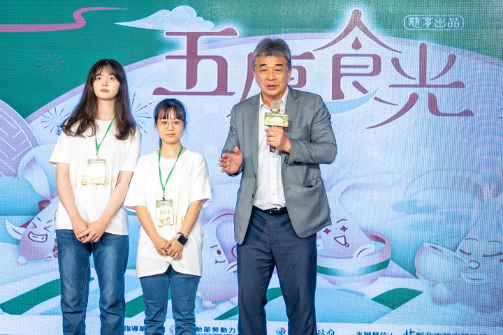 醒吾科大商業設計系學生張靖翎（左起）、蔡昱亭與校長陳寶億，展現學生投入庇護商品設計的成果與自信。圖/醒吾科大提供。