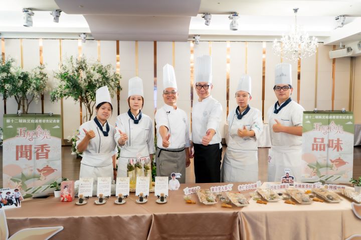 餐旅系學生吳玳欣(左起)、許德娟、主任許燕斌、老師宋應欣、謝明珊與翁芳璋，研發結合新北在地茶葉的五款特色餅乾，展現跨系合作成果。圖/醒吾科大提供。