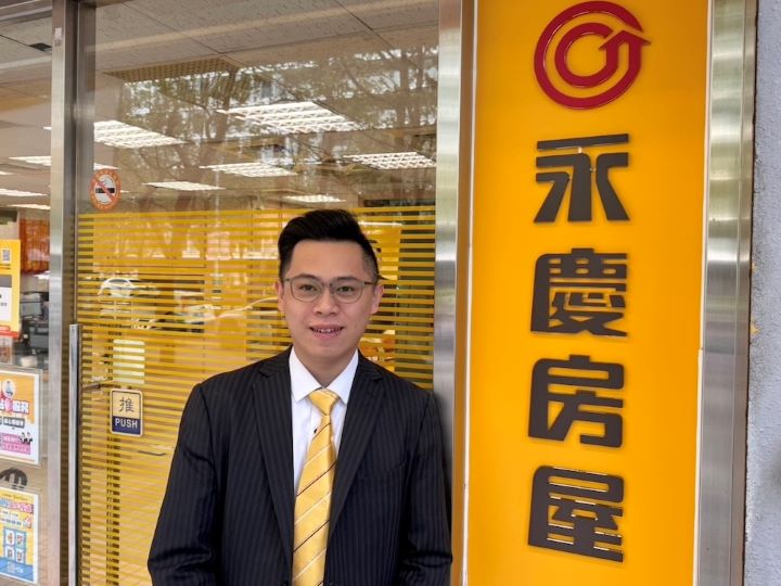 楊昕發現自己喜歡能與人互動的工作,決定轉職到永慶房屋,創下年收150萬的成績。圖/永慶提供