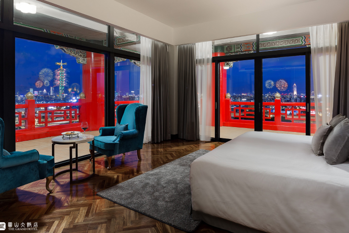 台北首選全視角獨家觀賞101煙火景觀房，用最優雅的姿態迎接閃耀璀璨的一年。圖為環景套房。圖/圓山大飯店提供