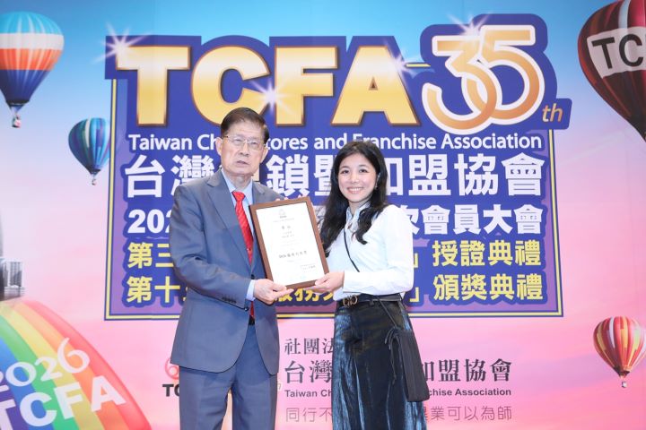 歐德傢俱中山店設計師簡妙樺(右)接手高難度案件，重建客戶信任，榮獲2026服務天使獎。圖/歐德集團提供