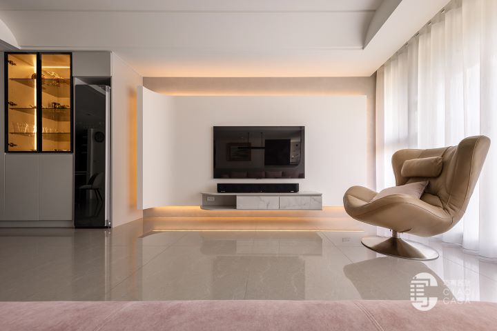 立體雕塑感電視牆如書頁翻篇,巧寓舍計以幾何與光影鋪陳,定調空間的深度與層次。圖/歐德集團提供