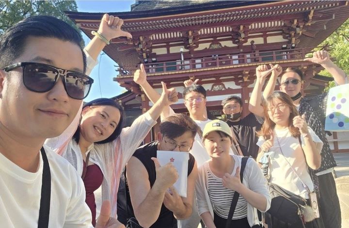 永慶房屋完整的薪獎制度和休假福利，讓許晉誠(左1)賺高薪的同時，也有時間與同仁出遊同樂。圖/永慶房產集團提供