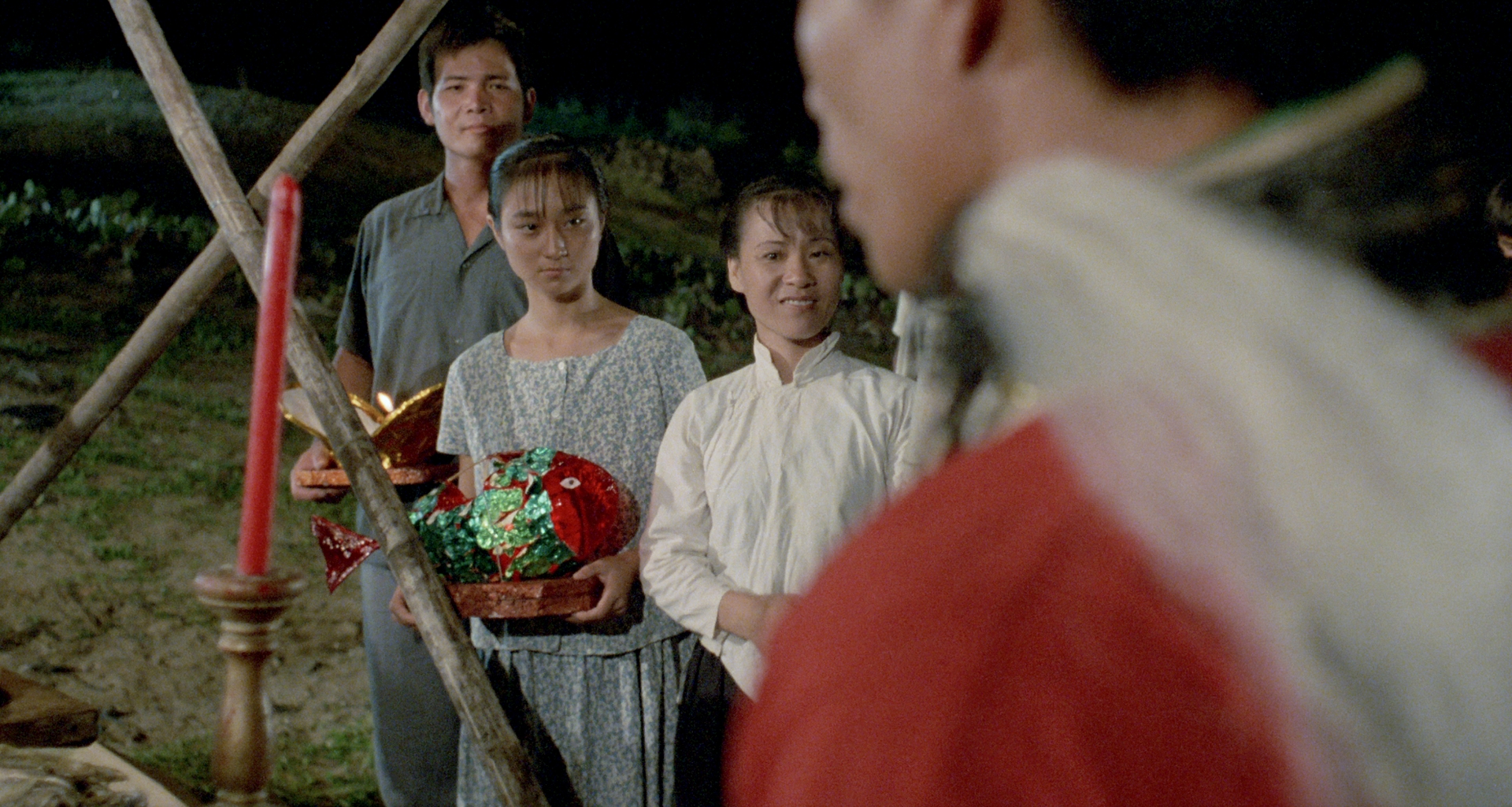 楊麗音（左2）在《殺夫》片中飾演女主角林市的鄰居。圖/國家影視聽中心提供