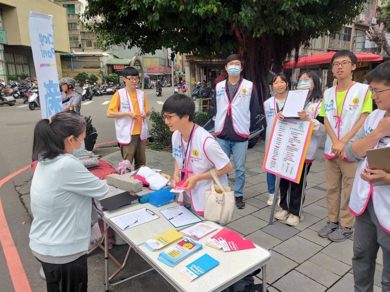 國花黨推出【全民請願連署挺打詐】活動，圖為志工在街頭設連署攤位，讓民眾連署。圖/國花黨提供