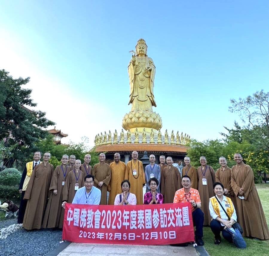 團員們參訪佛光山在泰國的泰華寺。中國佛教會