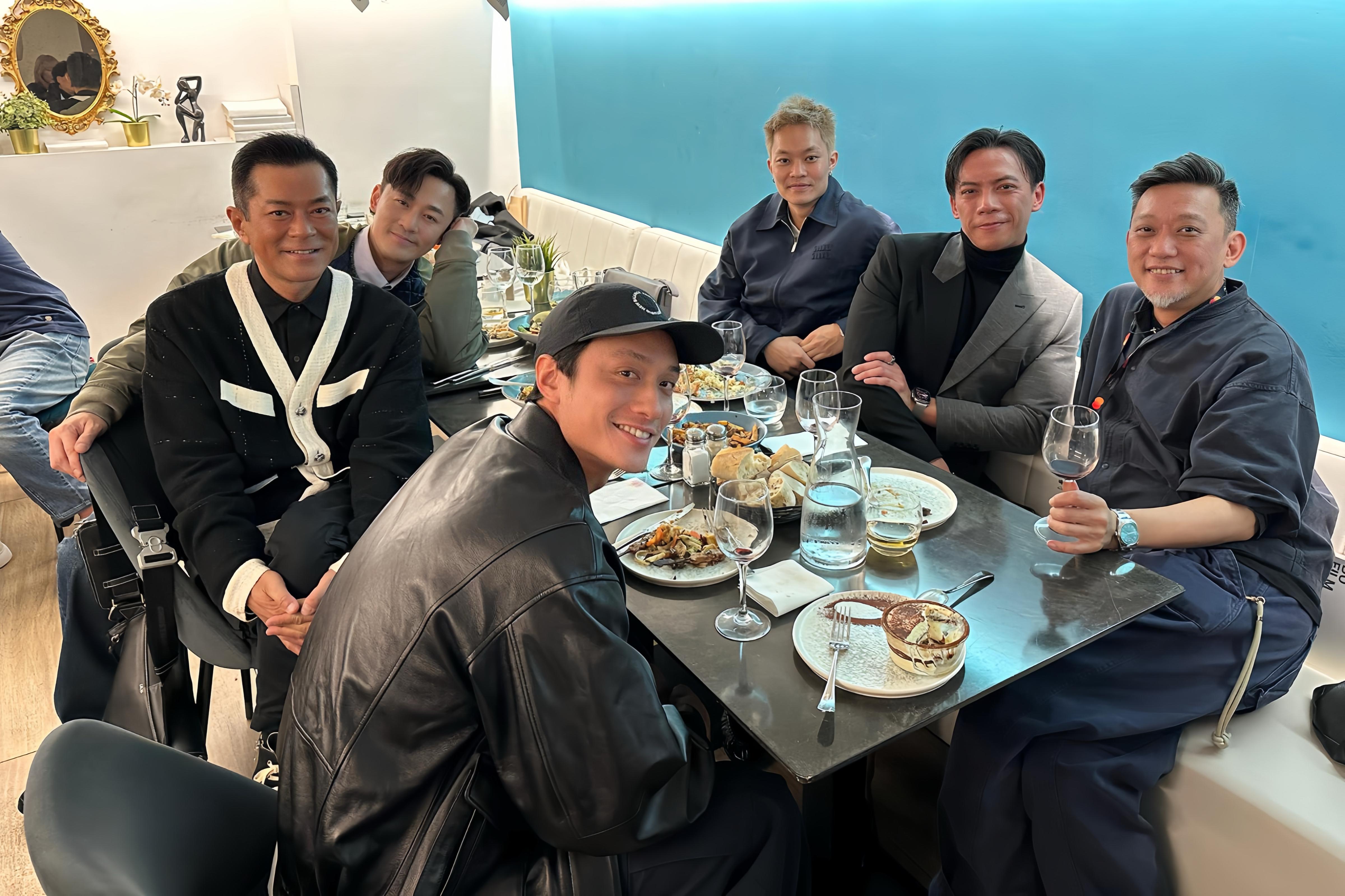 《九龍城寨之圍城》導演鄭保瑞（右）、古天樂（左）和城寨四少一起用餐。圖/華映娛樂提供