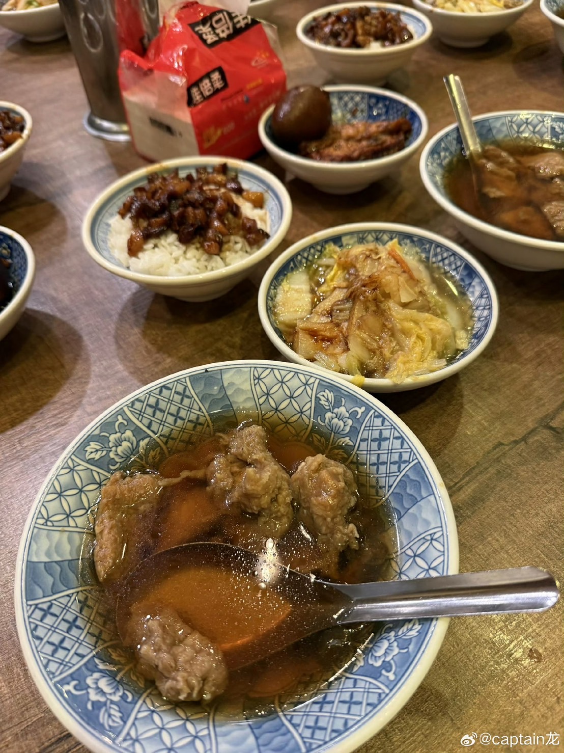 馬龍品嘗瓜子肉湯、魯肉飯與滷白菜的台灣美食。圖/取自captain龍微博