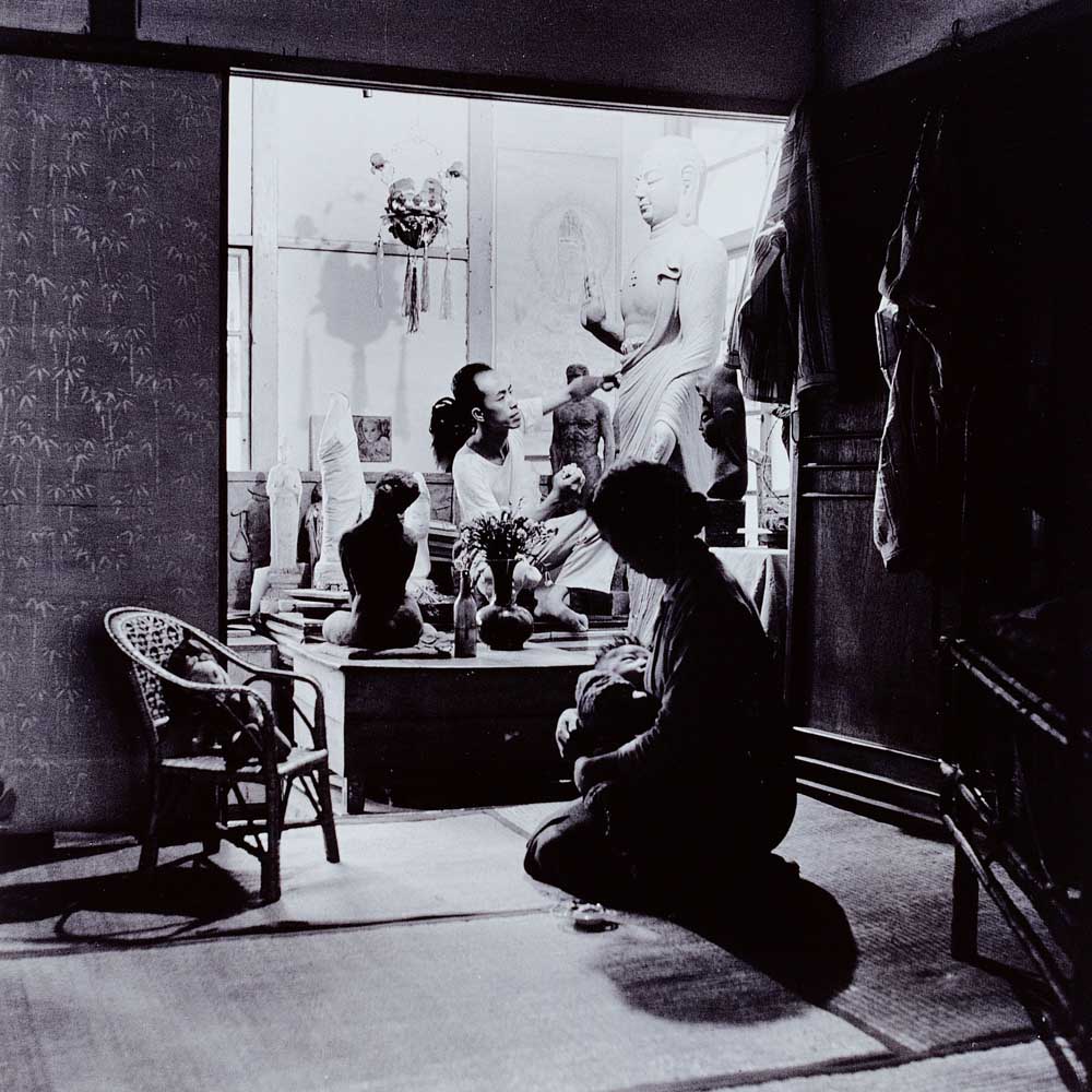 《雕刻家楊英風》楊基炘攝影，國立歷史博物館藏_35x35cm1954。圖/史博館提供