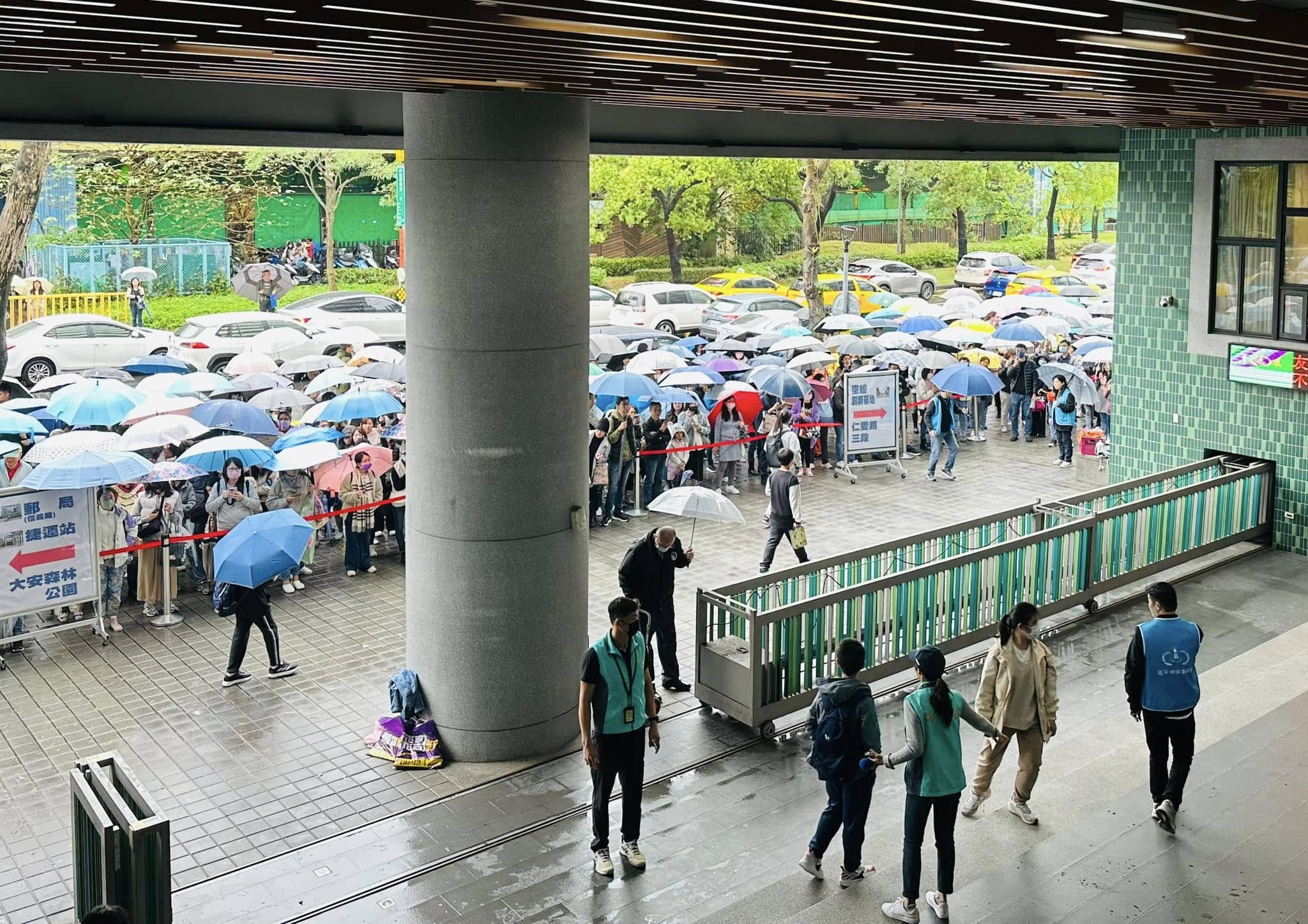 延平中學國一新生甄選，門口滿滿都是等候孩子的家長。圖/取自隨寫人臉書