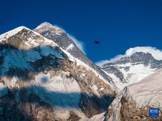 4月30日，大疆運載無人機在珠穆朗瑪峰尼泊爾一側進行物資運輸測試。圖/取自新華社