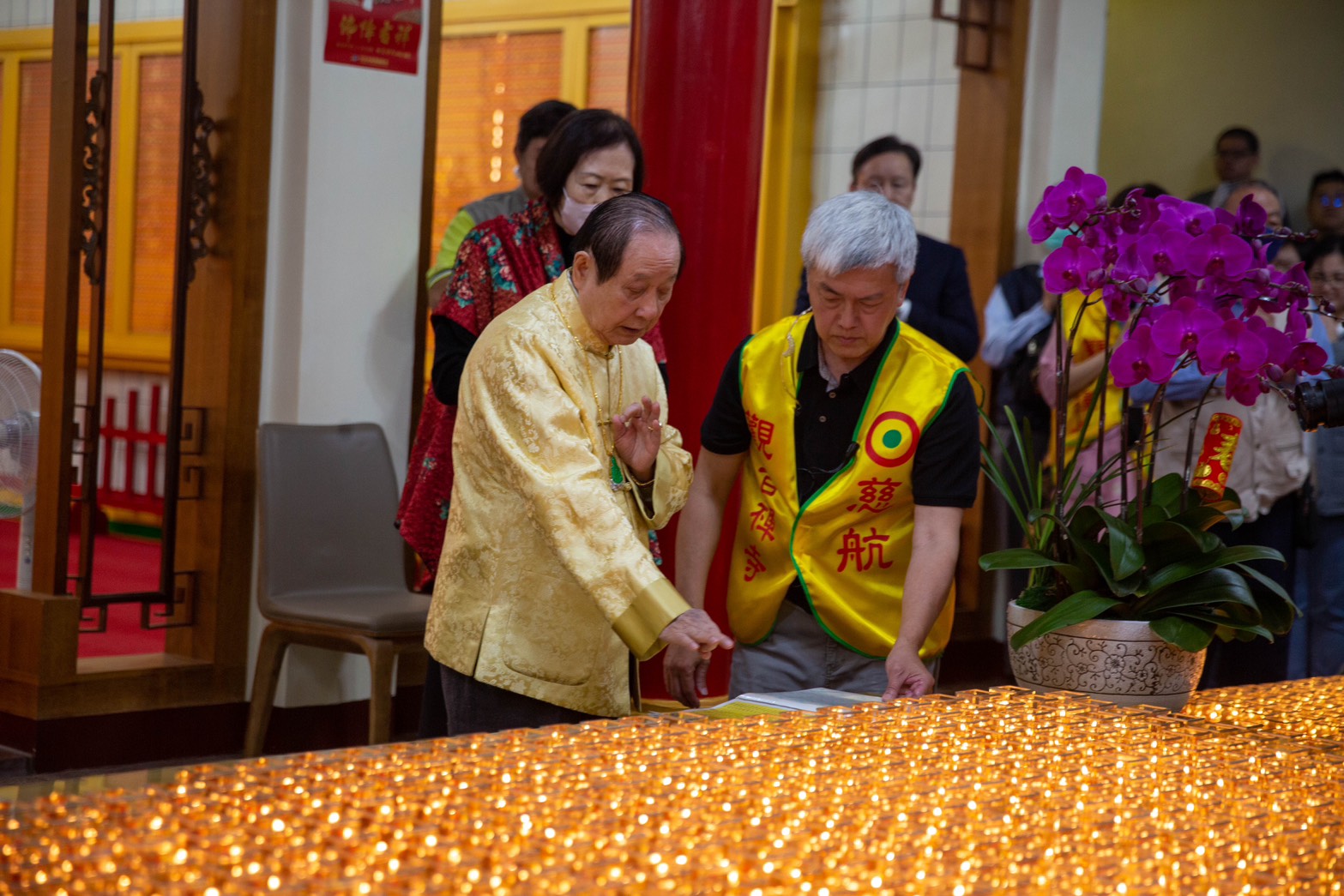 禪宗第八十五代宗師悟覺妙天禪師為供燈名錄加持。圖/關西慈航觀音禪寺提供