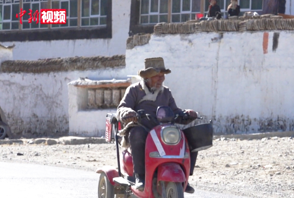 旦增騎車去巡護黑頸鶴。圖/取自中新視頻