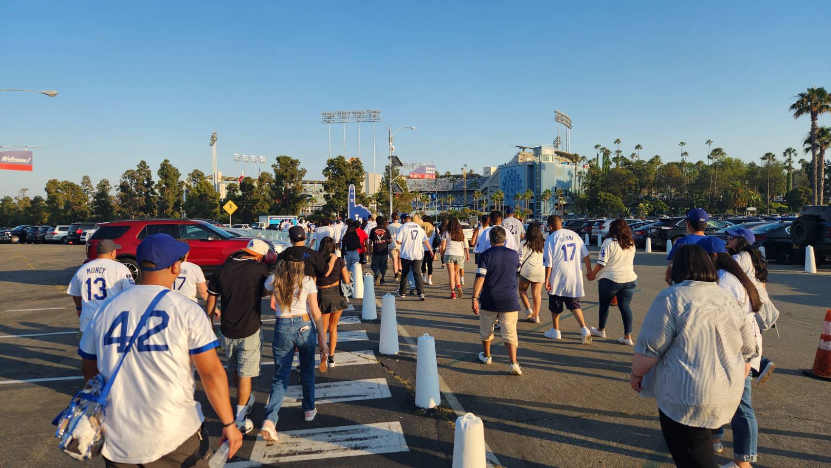 美國時間7月5日，大谷翔平生日，球迷紛紛湧入道奇主場。圖/讀者提供