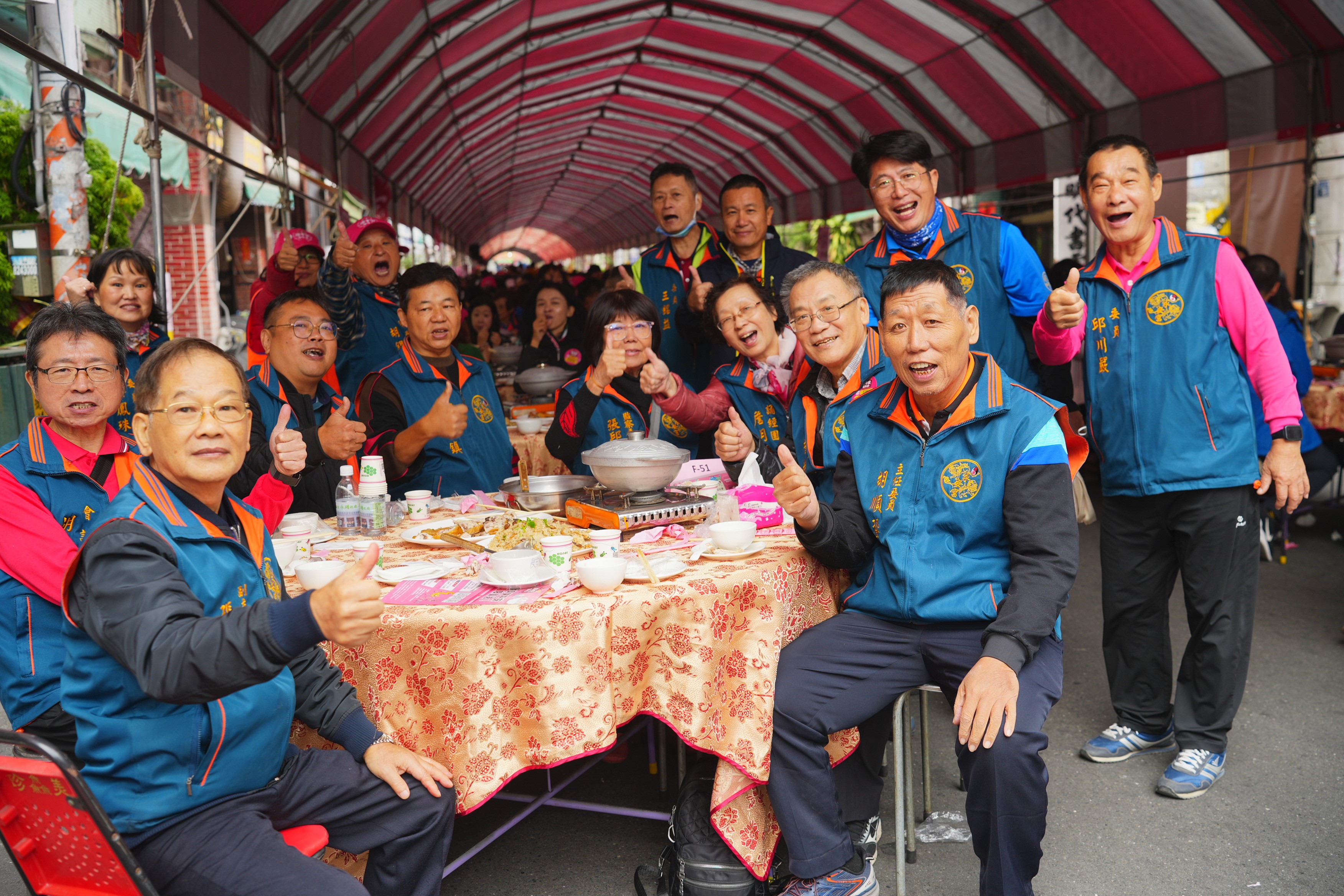 民眾享用梅花平安宴。圖/頂新和德文教基金會提供