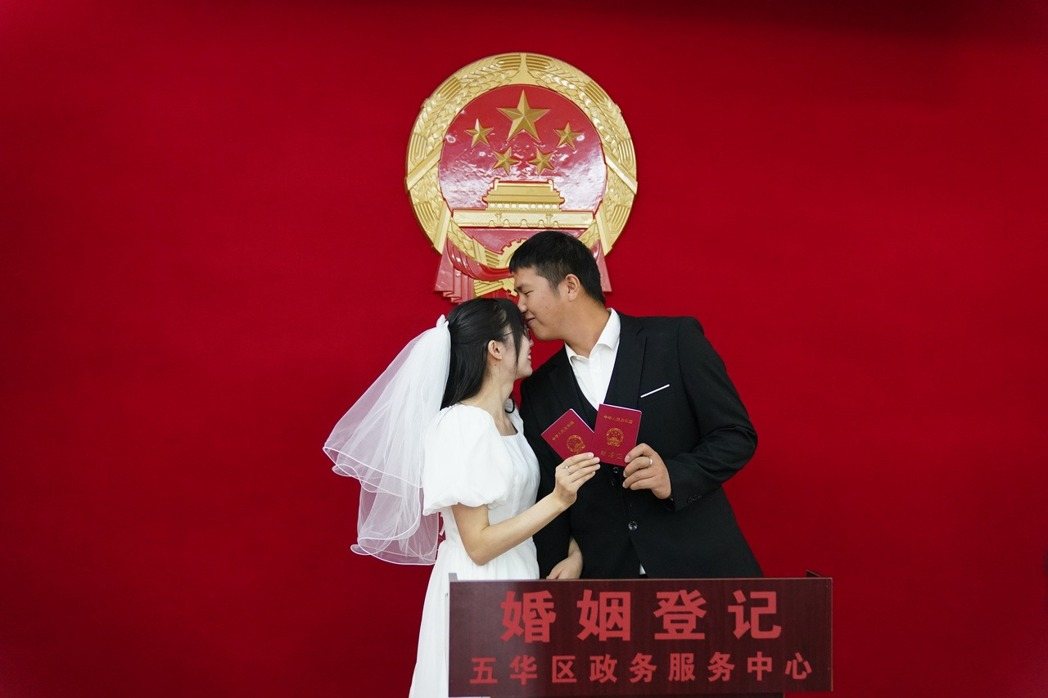 25至29歲是一般人最有結婚意願與最佳的生育期間。圖／香港中通社