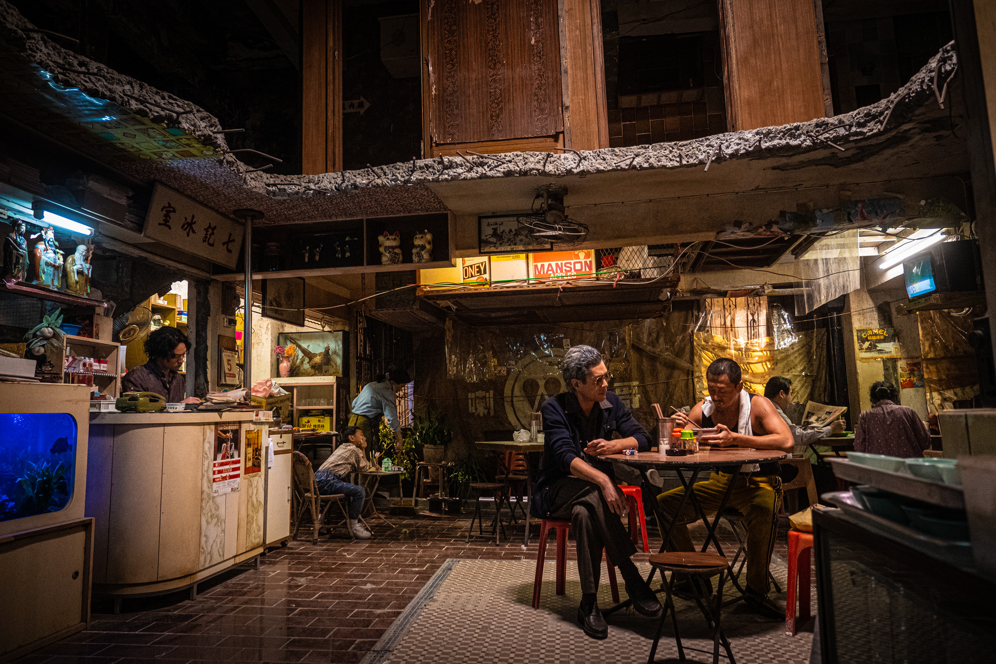 《九龍城寨之圍城》劉俊謙（左起）、古天樂、林峯所在的茶餐廳場景。圖/華映娛樂提供