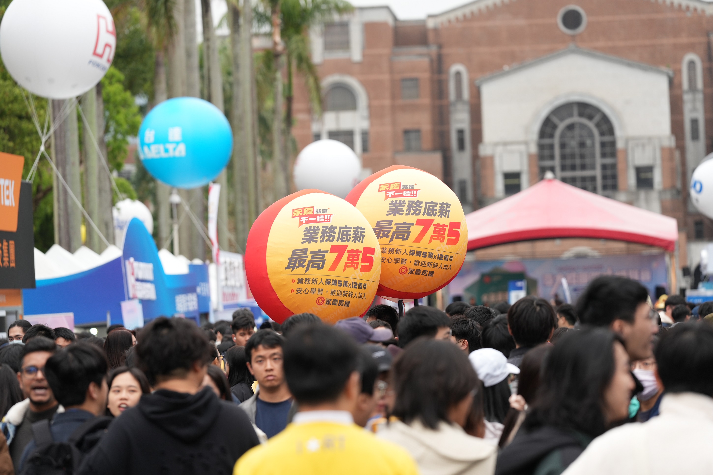 永慶房屋業務光底薪最高可達75K，獎金另計。圖/永慶房屋提供