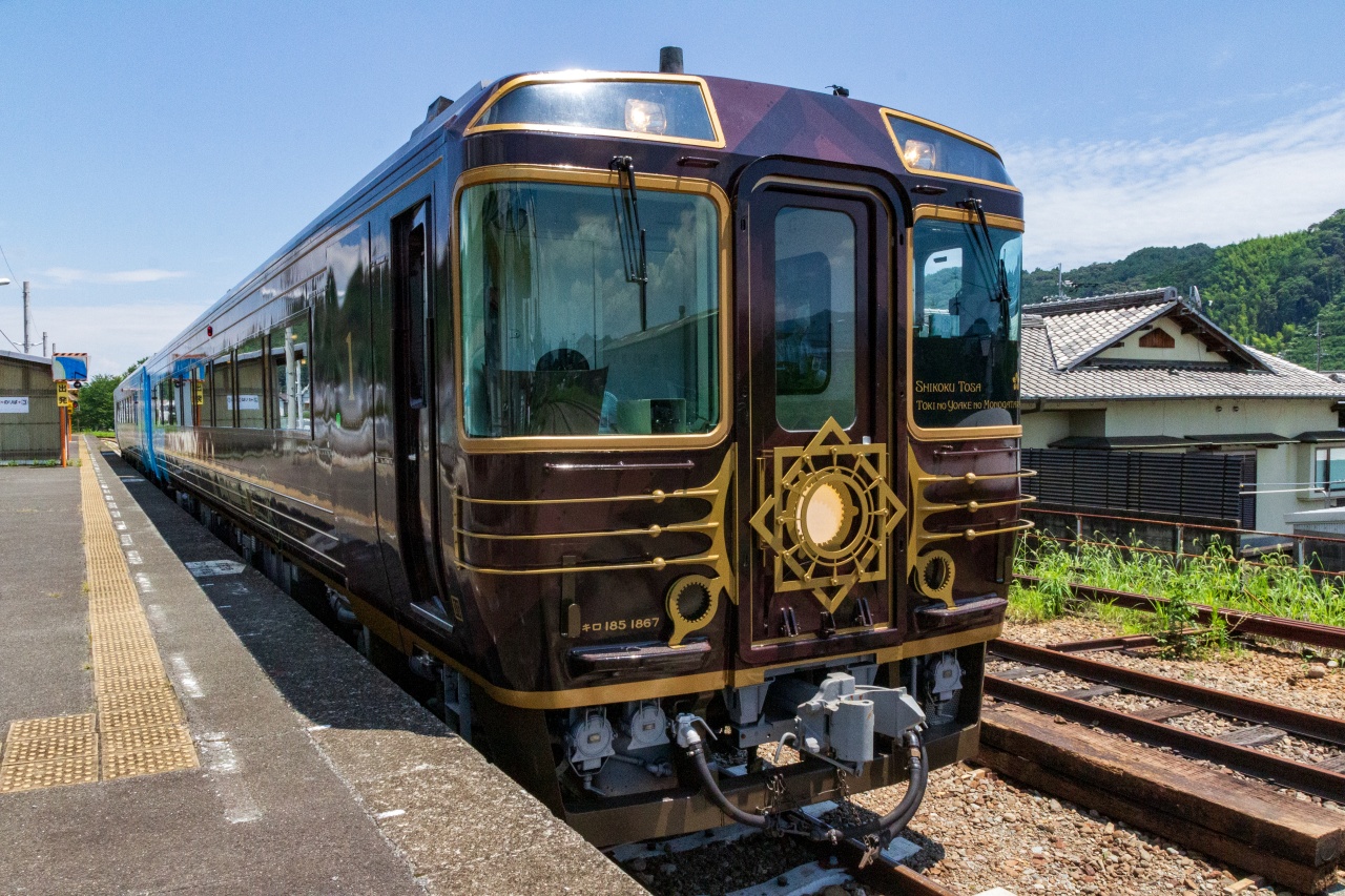 志國土佐_時代黎明物語 列車。圖/JR四國