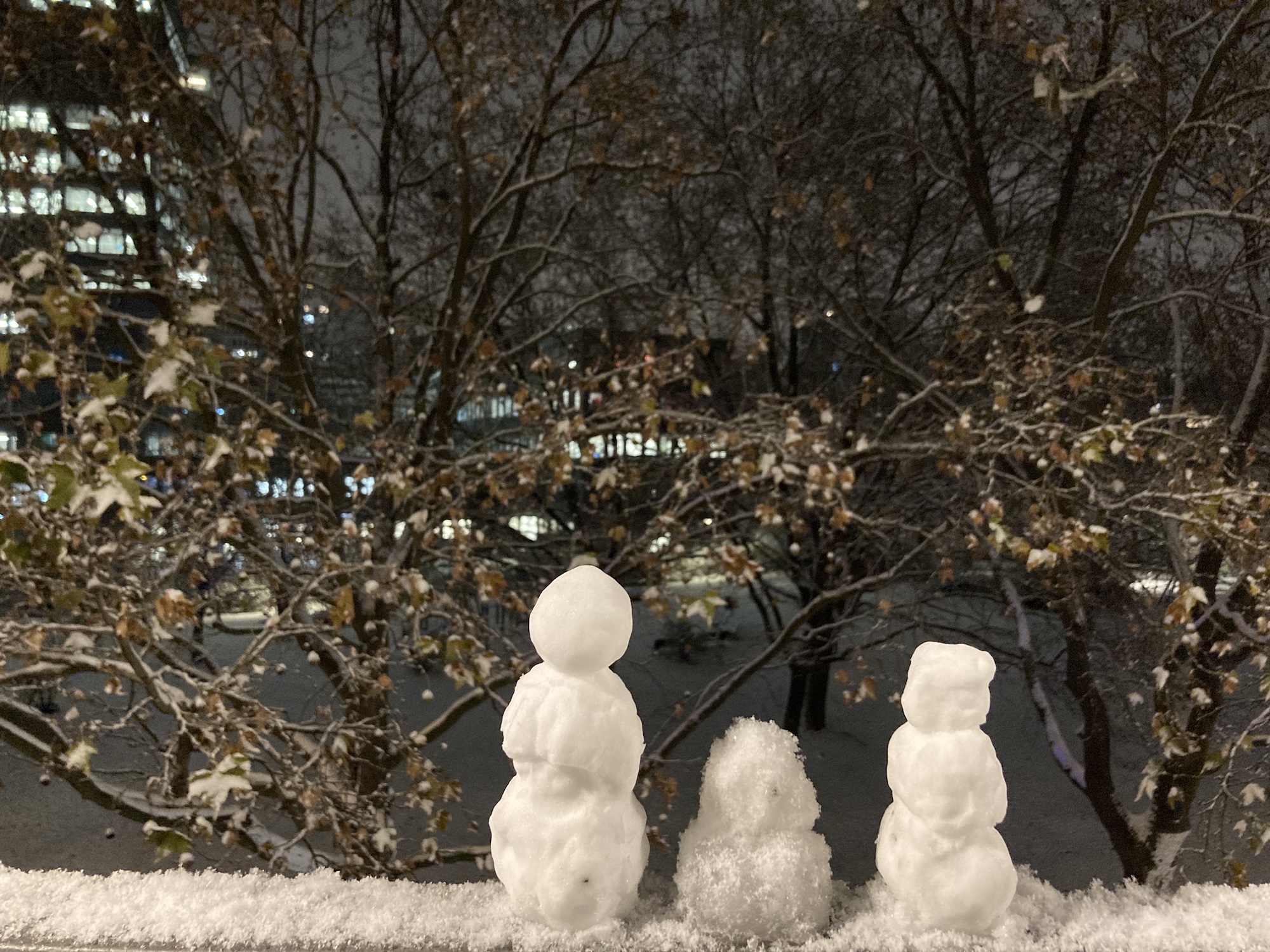 欄杆上的小雪人。圖/張仲嫣攝