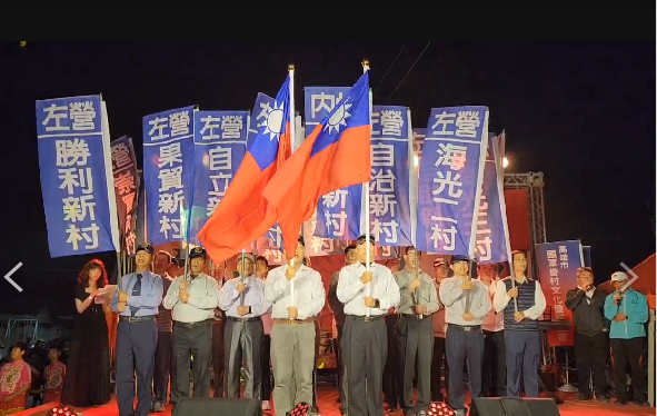 左營眷村年貨大街26日開幕，退休海軍將校組旗隊進場並唱軍歌。圖/高雄市國軍眷村文化發展協會提供