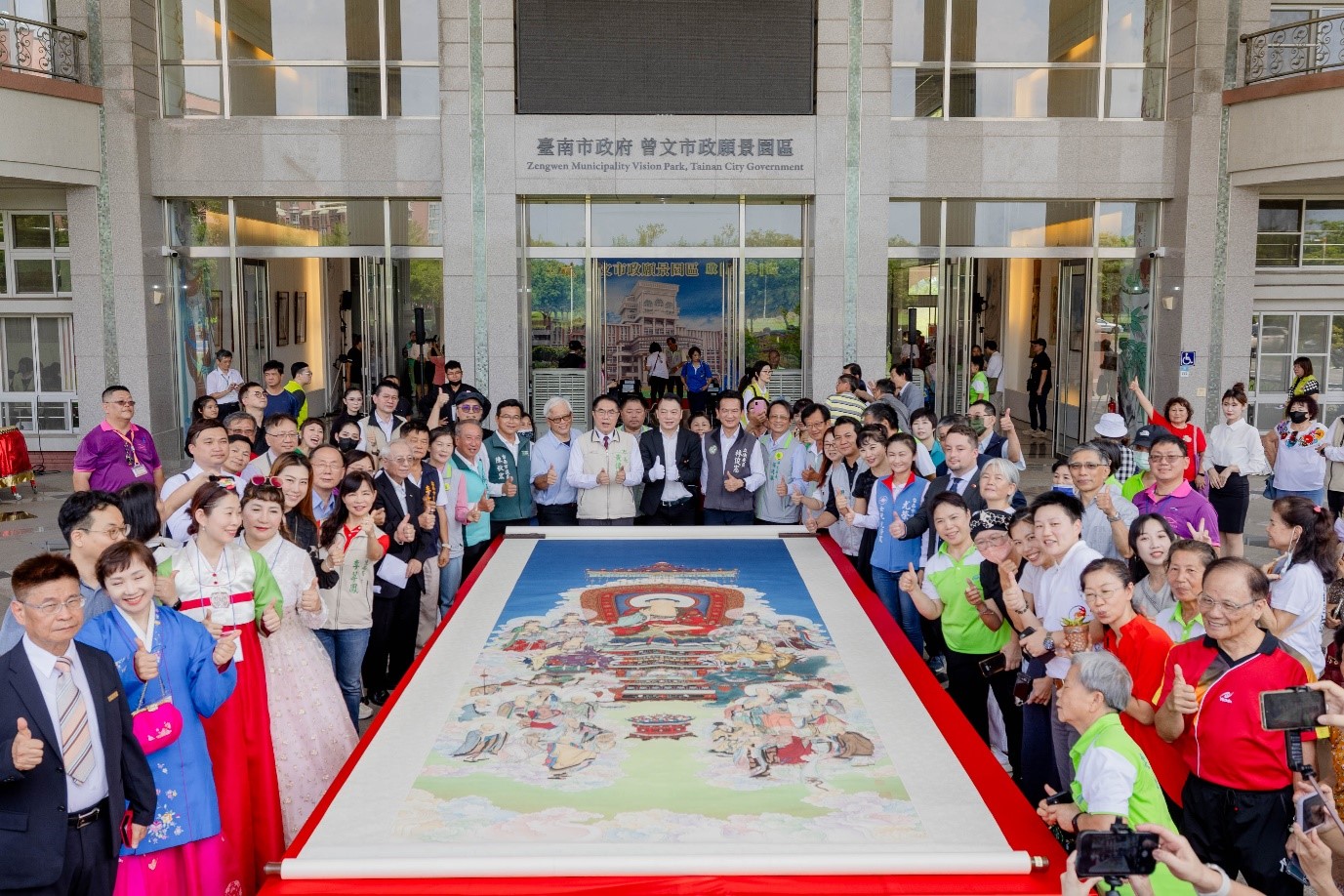 儀式現場展出夏荊山大師巨幅畫作《佛國》氣勢磅礡。圖/夏荊山文化藝術基金會提供