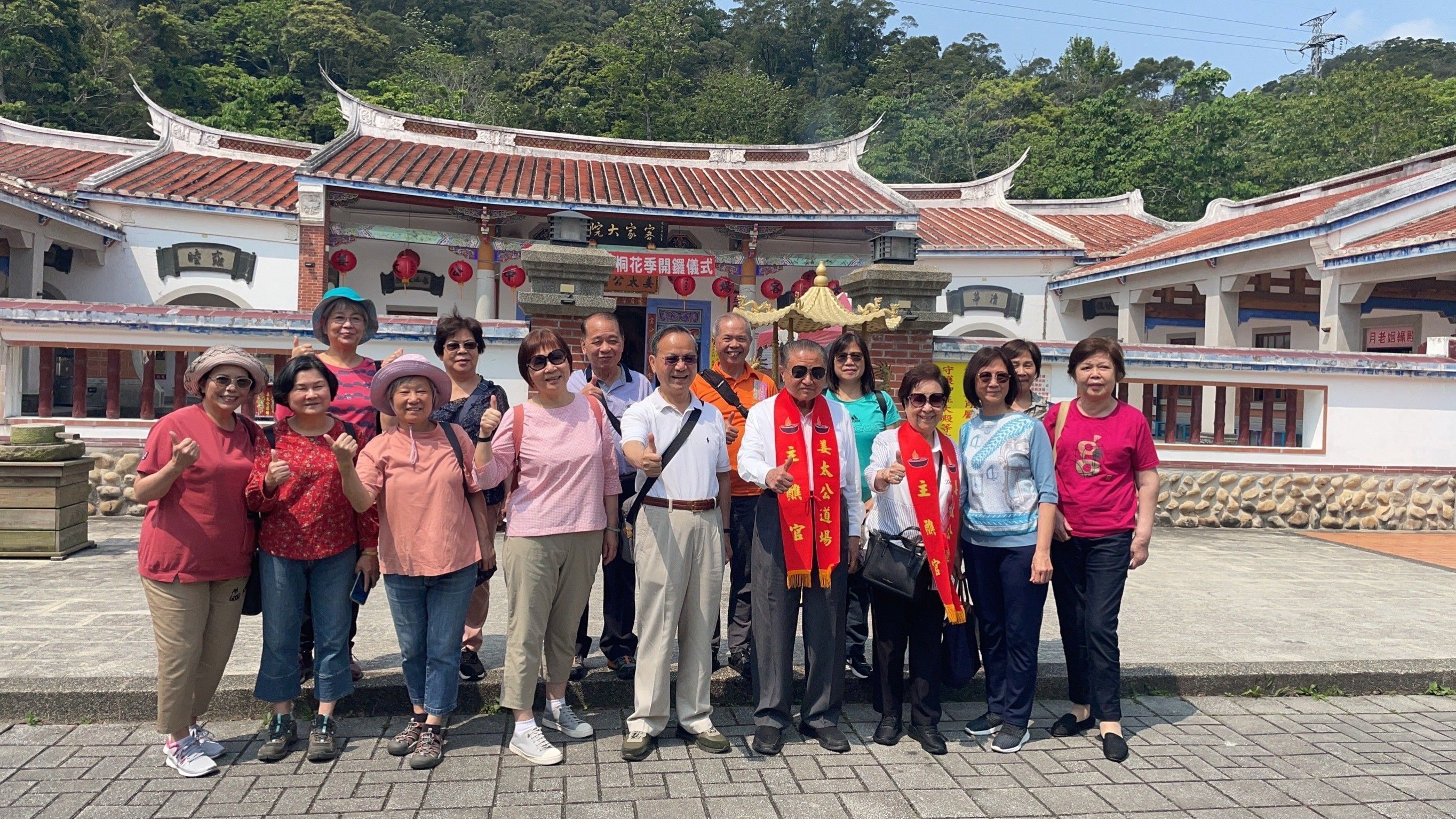 台達電創辦人鄭崇華(右四)參訪客家大院。圖/姜太公中部道場提供