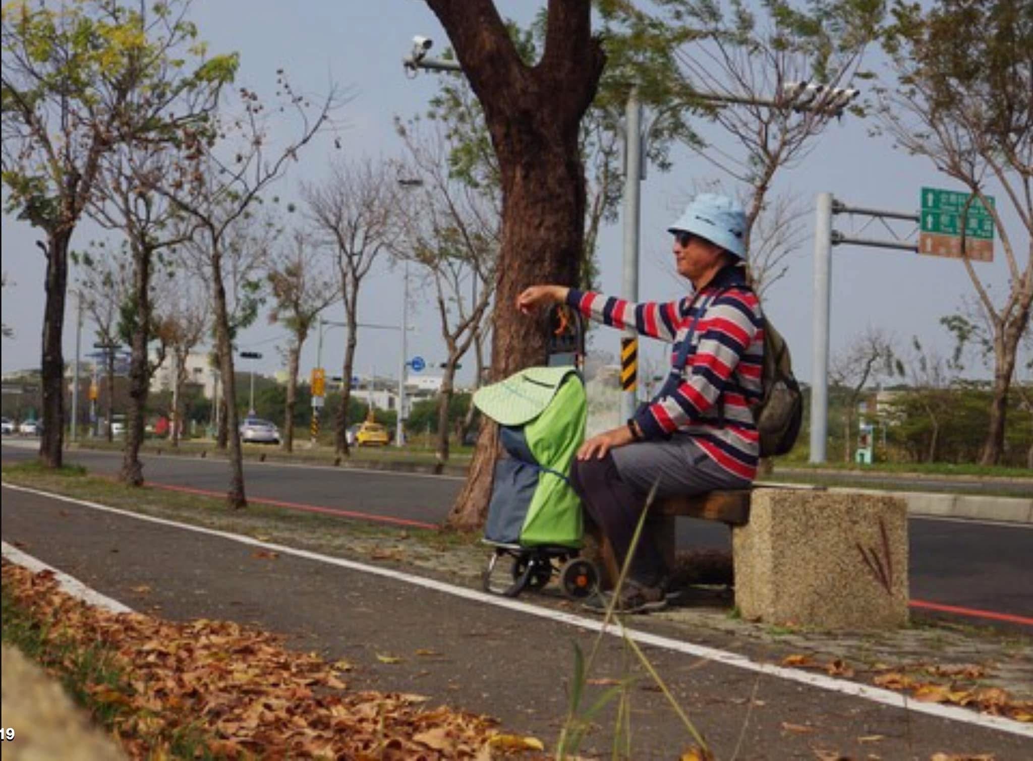 翁志成退休後，選擇以最緩慢的方式徒步環島，只因，徒步可以讓人更深刻地融入環境。圖/取自陳碧涵臉書