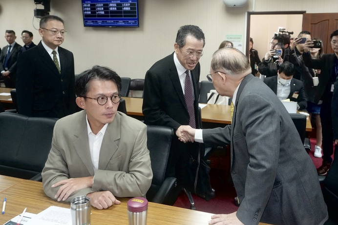 秘密會議爆插曲！黃國昌遭指夾帶機密資料　30秒繳回也算國安危機？