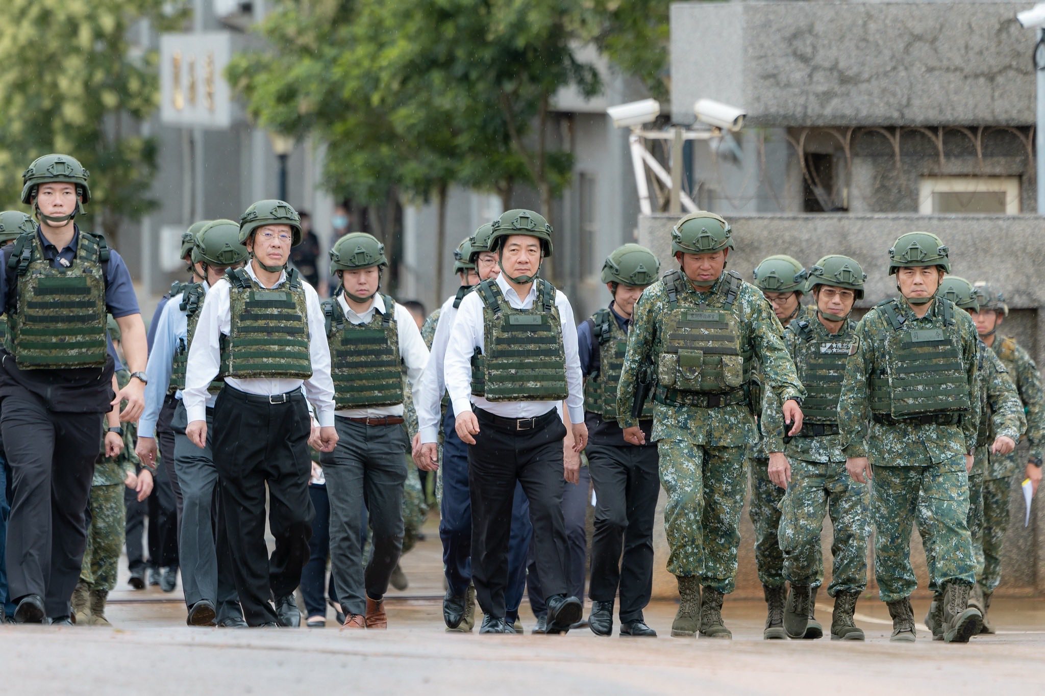 總統賴清德視察漢光演習，但因辦公室主任及總統府發言人著軍服，遭外界批評。圖／取自國防部發言人臉書