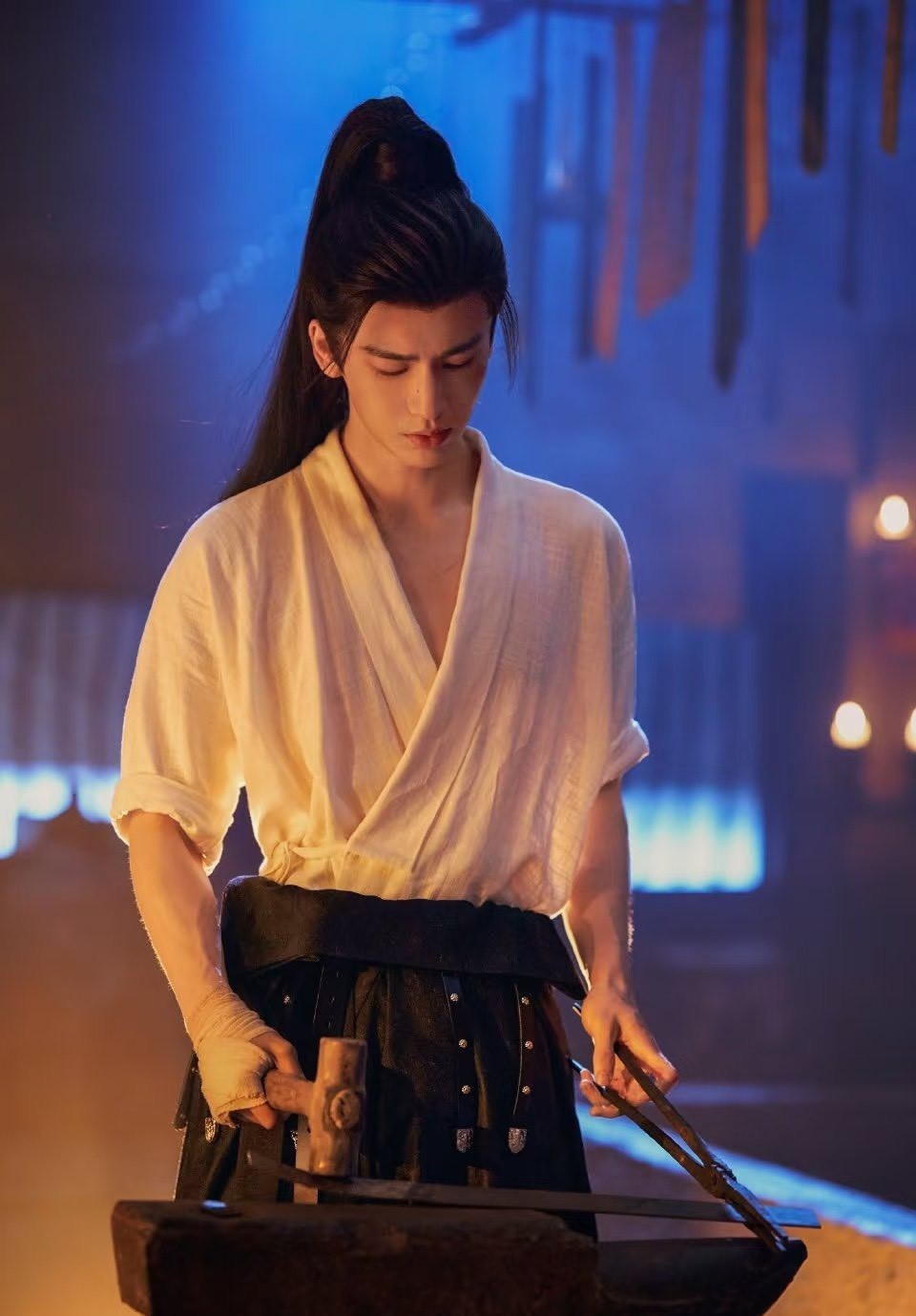 張凌赫為《逐玉》角色投入不少努力,包括減重約8公斤、穿著重裝拍攝打戲等。圖/取自劇照