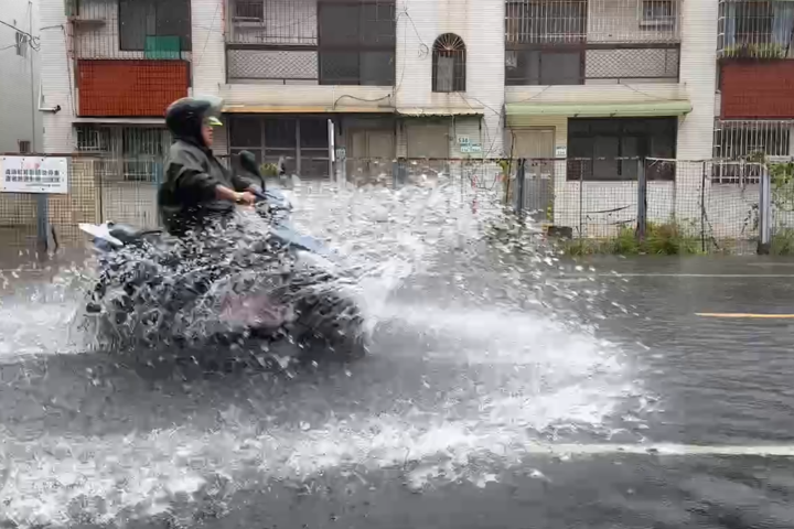 【颱風來襲】【有片】大潮已退風雨未到　高雄旗津又再淹水