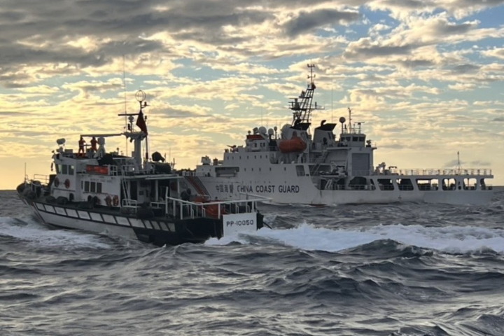 基隆海巡隊所屬10050及10090艦艇併航對峙大陸海警船,場面緊張。圖/海巡署提供