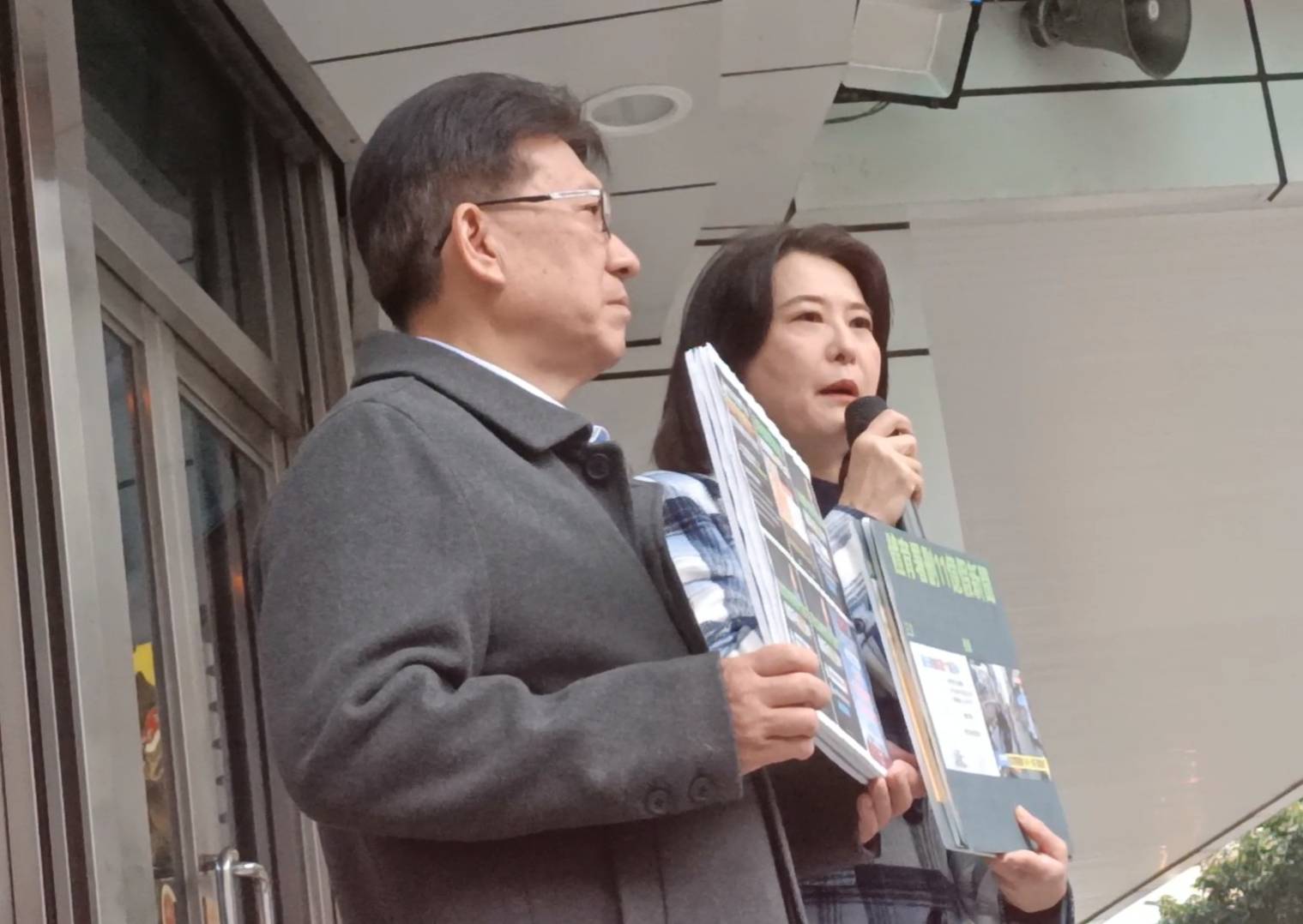 國民黨團書記長林思銘(左)及首席副書記長王鴻薇，23日至中正一分局狀告行政院各部會，在總預算審查期間散布假消息，違反《社維法》。圖/記者簡立欣攝