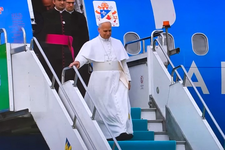 良十四世首次海外出訪抵達土耳其　專機上以南瓜派慶祝感恩節