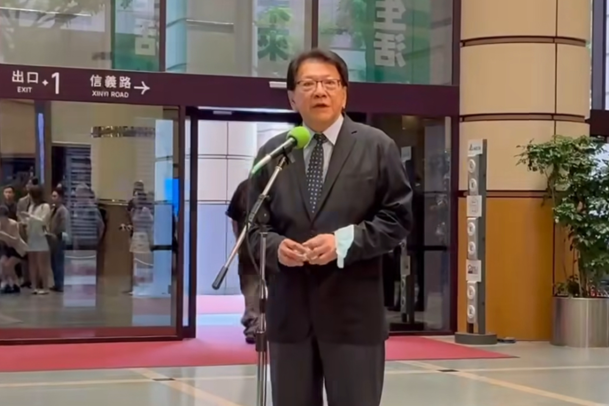 潘孟安以手肘推開記者引怒火　國民黨團痛批傲慢：呼籲大家725一同上凱道 