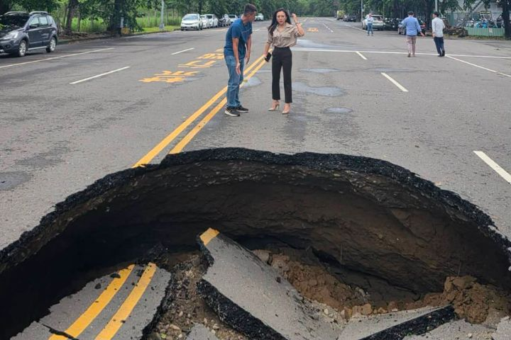 高雄楠梓突現10公尺「天坑」　疑連日大雨沖刷污水管線致路基流失