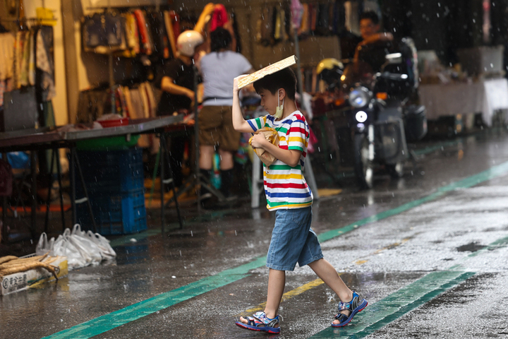 低壓帶影響天氣仍不穩局部恐有豪雨　近年度大潮沿海當心風浪