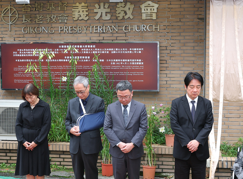 總統賴清德（右ㄧ）5日赴義光教會，追思林宅血案的三位死者，分別是林義雄的母親林游阿妹以及雙胞胎女兒林亮均、林亭均。圖/中央社