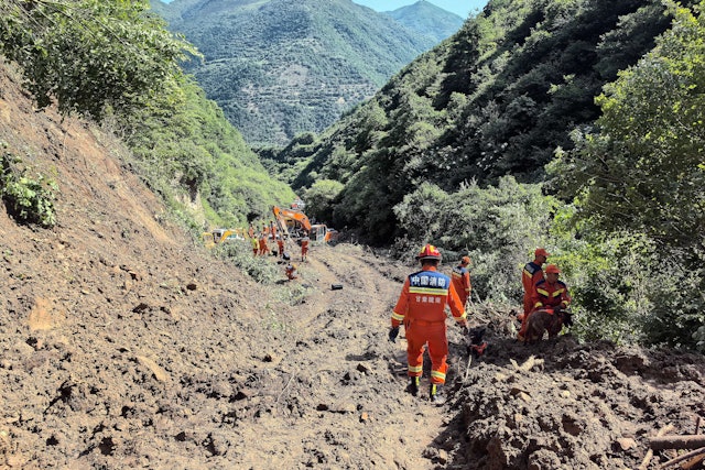 甘肅隴南發生山泥傾瀉33人被埋，圖為甘肅消防救援機動總隊救援人員7日在山泥傾瀉現場開展救援工作。圖／取自新華社  